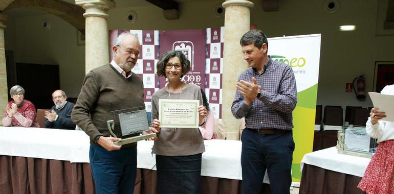 Tineo premia la labor formativa de la Escuela Municipal de Salud de Oviedo