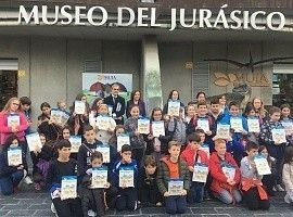 Los dinosaurios de Asturias van al MUJA en autocar