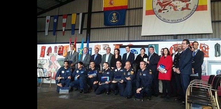 Gijón rinde homenaje a los equipos salva vidas Helimer y Pesca II