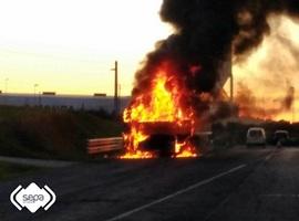 Incendio calcina un camión en Castropol