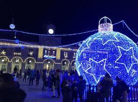 Avilés premiará las mejores fotografías de la bola navideña de la plaza de España