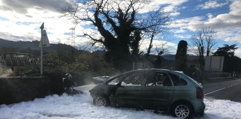 Arde un vehículo tras chocar contra una valla en Villaviciosa