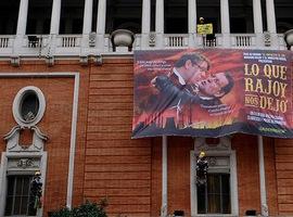Greenpeace cuelga en la Gran Vía de Madrid un gran cartel de cine con Rajoy y Nadal