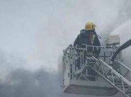 Dos avilesinos intoxicados por humo al incendiarse su vivienda