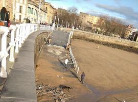 Gijón valora los daños en el muro de San Lorenzo tras el último temporal 