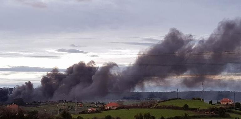 Ecologistas denuncian una nube contaminante en Gijón