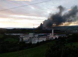 Activada alerta de Protección Civil por el incendio en una industria de Gijón