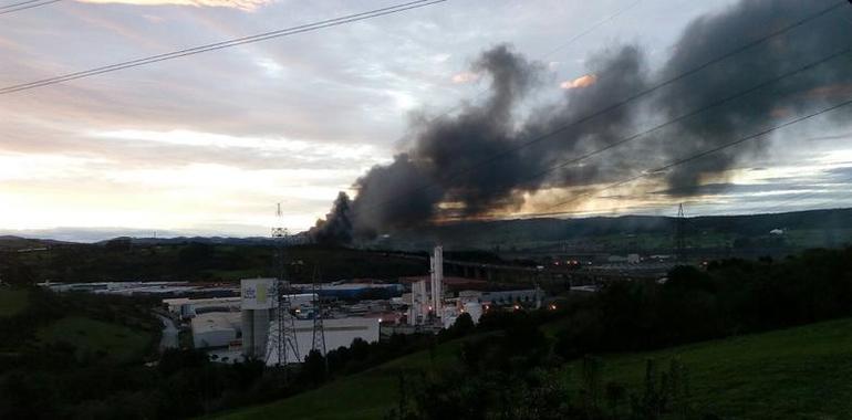 Decenas de bomberos luchan contra el incendio en una chatarrería en Gijón