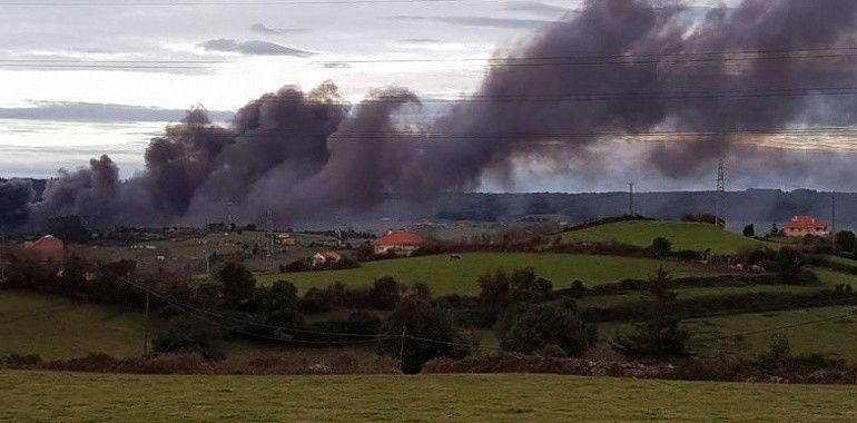 Ecologistas denuncian que el incendio de Gijón dispara la contaminación 