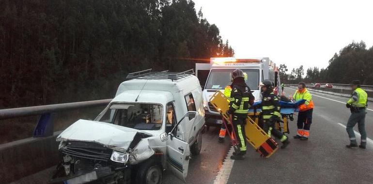 Dos heridos al salir de la via una furgoneta en Villaviciosa
