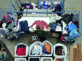 El centro Los Prados recupera 78 toneladas de ropa usada para Humana