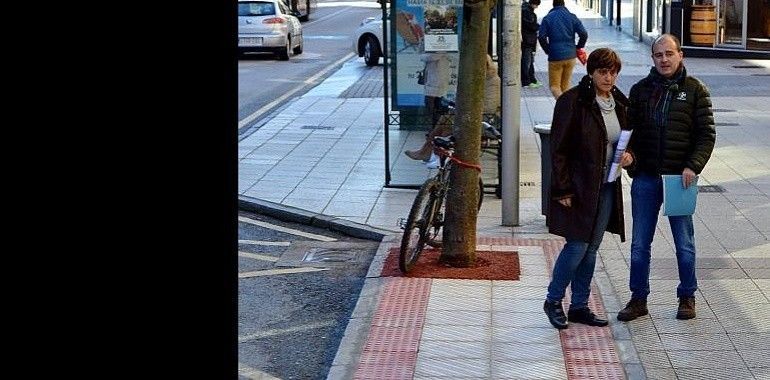 Oviedo mejora el pavimento en las paradas del bus urbano