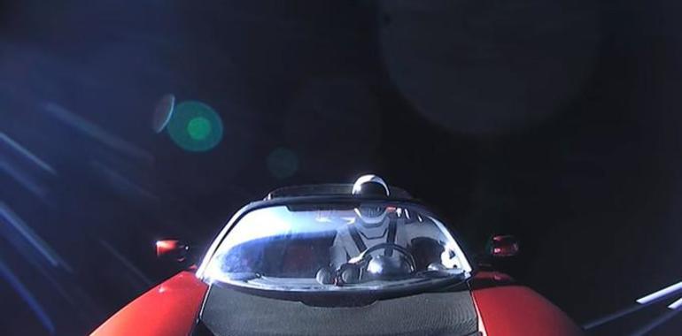 Un descapotable rojo viaja hacia Marte