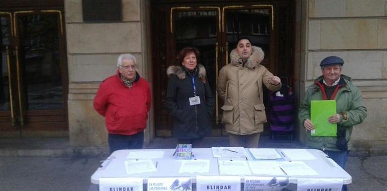 MERP recoge firmas en Gijón contra el ataque del PP a las pensiones públicas