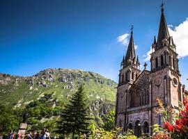 Carmen Fernández señala como intolerable el abandono de la explanada de Covadonga