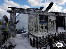 El fuego destruye un hórreo protegido en Govezanes, Caso