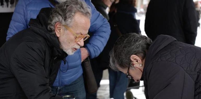 Personalidades de todos los ámbitos recogen firmas en Oviedo y Gijón para blindar las pensiones