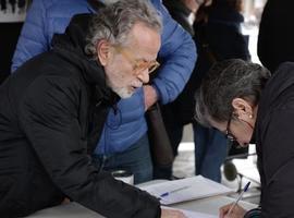 Personalidades de todos los ámbitos recogen firmas en Oviedo y Gijón para blindar las pensiones