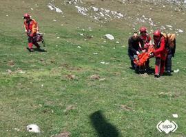 Parapentista herido tras caer desde 50 metros en La Peral de Riosa