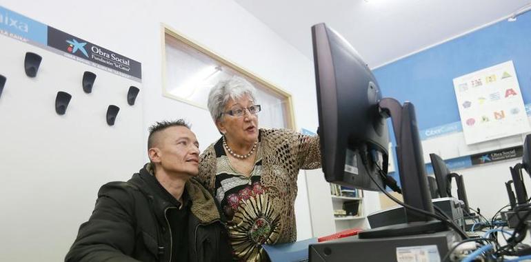 Mayores asturianos voluntarios enseñan informática a 380 reclusos