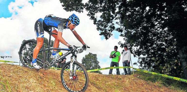 Rocio Gamonal y Murgoitio repiten victoria en el ciclocross de Navia 