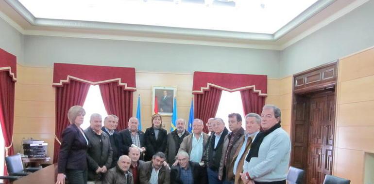 La alcaldesa de Langreo reconoce el trabajo de los ex alcaldes de barrio