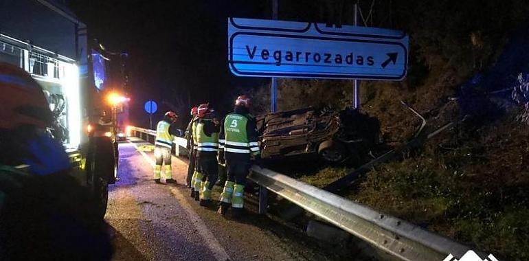Dramático rescate nocturno: Un conductor herido tras volcar su vehículo en Castrillón