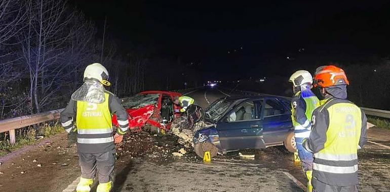 Una mujer fallecida y otras dos personas heridas en un trágico accidente anoche en El Entrego