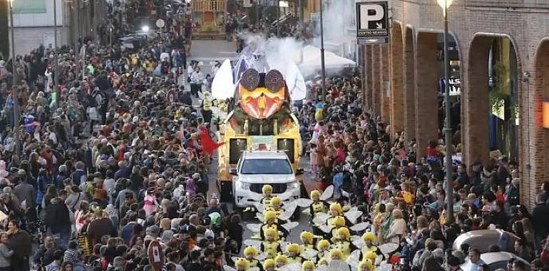 Avilés se ilumina con el desfile de Antroxu, un espectáculo de creatividad y tradición