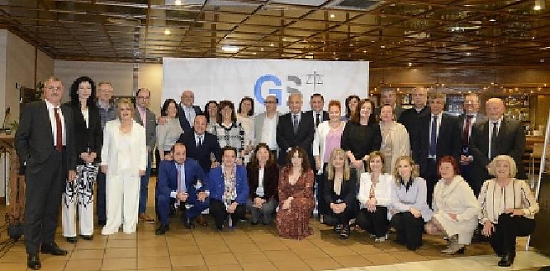 El Colegio de Graduados Sociales de Asturias reconoce la trayectoria profesional de 27 colegiados en su IV Encuentro Colegial