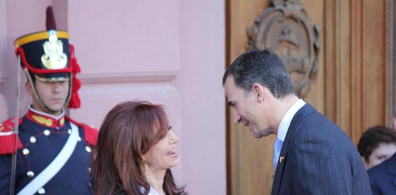 Don Felipe felicitó a la presidenta de Argentina en su toma de posesión