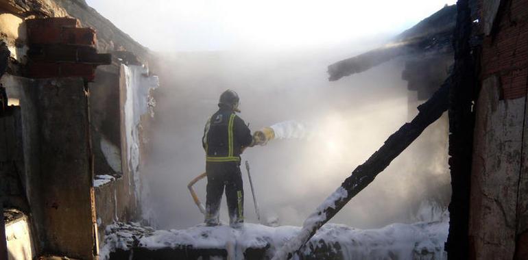 El fuego destruye una vivienda en La Pereda, Tineo