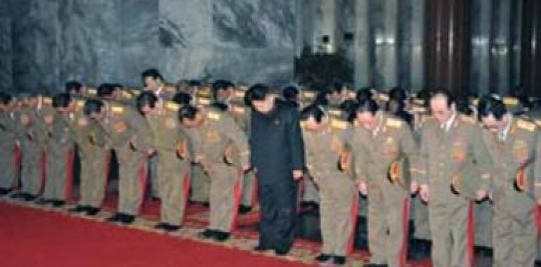 Kim Jong Un forma en la guardia de honor ante el féretro de su padre