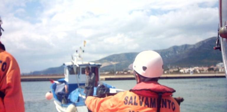 Un menor desaparecido, un muerto y tres rescatados tras el vuelco de una deportiva en el Puerto de Gijón