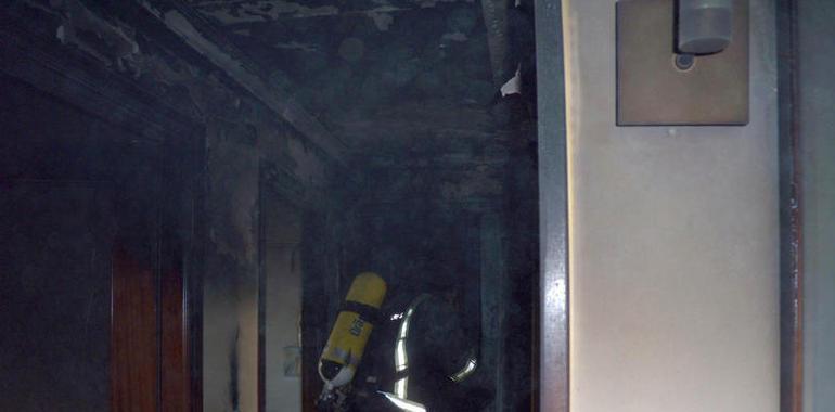Dos intoxicados por el humo de un incendio en un piso de la calle Marqués de Canillejas, en Siero