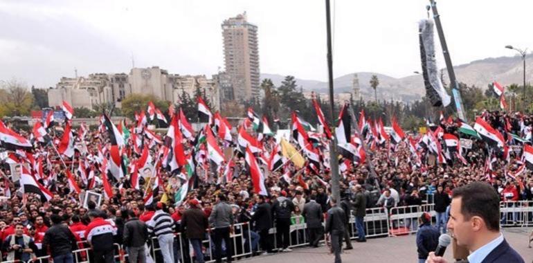 Al-Assad interviene en público ante decenas de miles de sirios