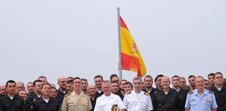 El almirante García Sánchez realiza su primera visita a la operación Atalanta
