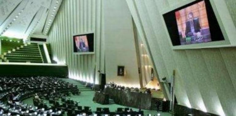 El Parlamento iraní aprobará hoy el cese de las exportaciones de petróleo a la UE