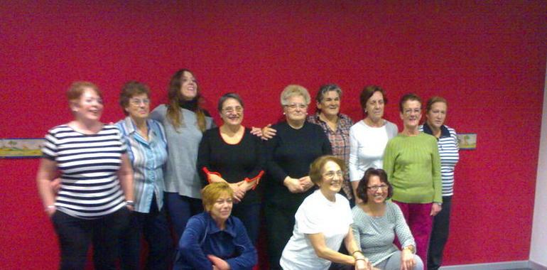 18 personas participan en el taller de gerontogimnasia del Centro El Rinconín, en Llanes