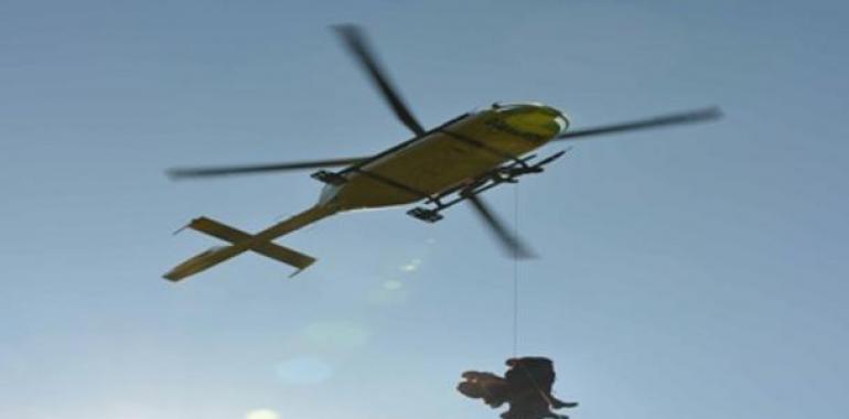 El  helicóptero rescata a un joven de 17 años del Pedral de Abéu, en Ribadesella