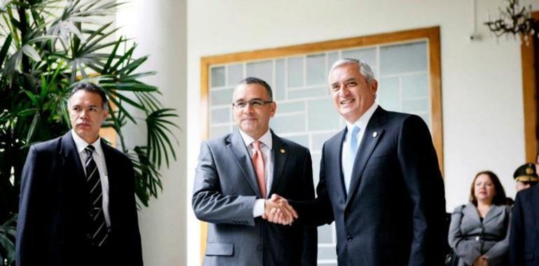 Presidentes Funes y Pérez se reúnen en Guatemala
