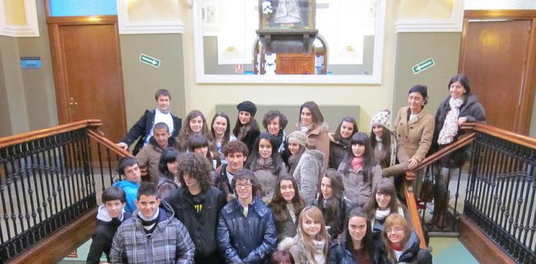 Alumnos y profesores participantes en el Proyecto ARCE visitan el Ayuntamiento langreano