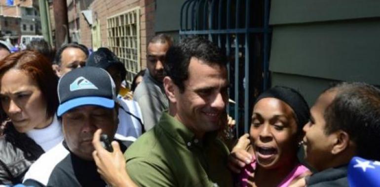 Grupos armados de chavistas tratan de amedrentar al líder opositor venezolano, Capriles