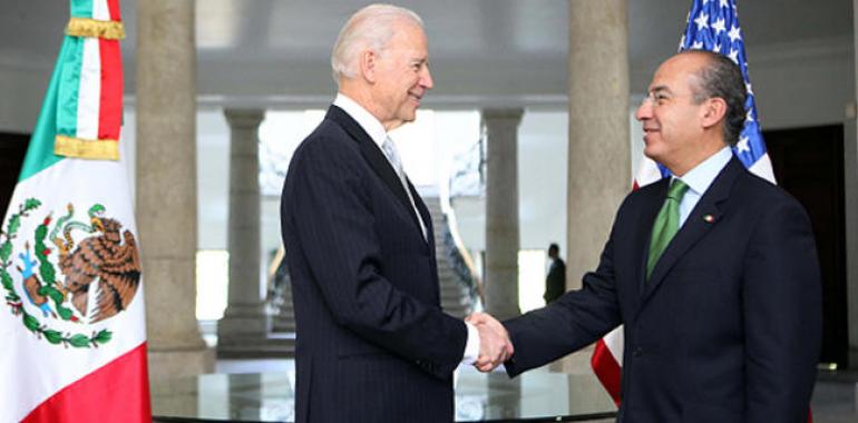 Joseph Biden con el presidente de México