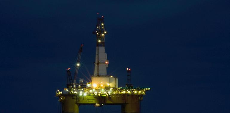 Greenpeace propone en Canarias alternativas a los pozos de petróleo en aguas profundas de Repsol