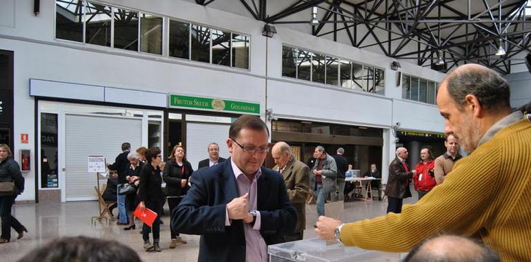 Jesús Iglesias votó en la antigua estación de tren de Gijón