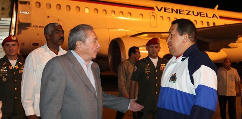 Chávez llegó a La Habana y fue recibido por Raúl Castro 