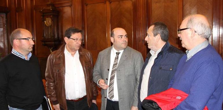 El alcalde de Oviedo se reúne con representantes de los trabajadores de Trubia y La Vega
