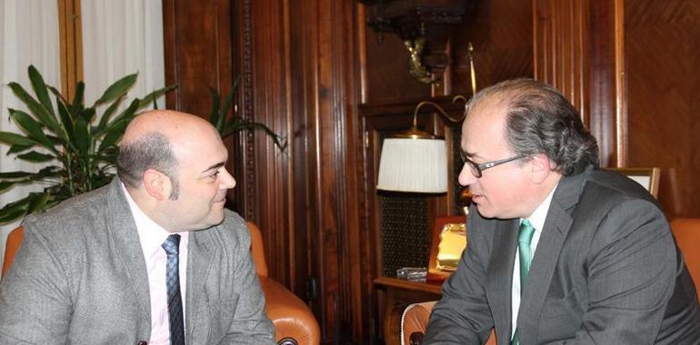 El alcalde de Oviedo se entrevista con el Consejero Delegado Adjunto de General Dynamics