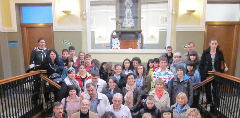 Alumnos y profesores del programa Comenius en el Ayuntamiento de Langreo